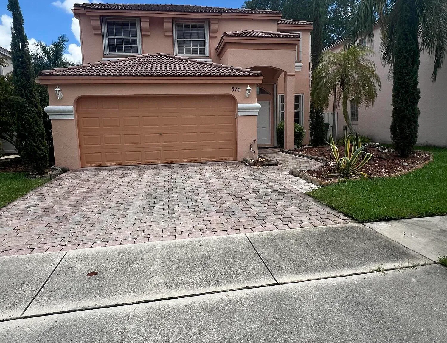 4 bed, 2.5 bath, 2532 sqft, $4,200 — Photo 2