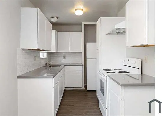 425 W Aviation Blvd