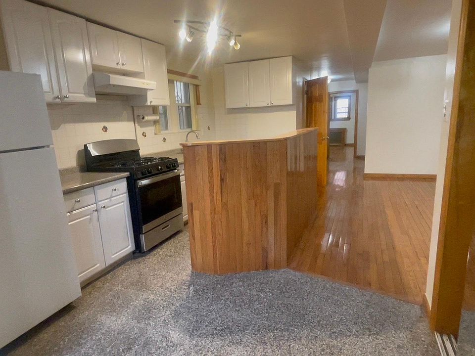 1st image of 2906 Hering Ave