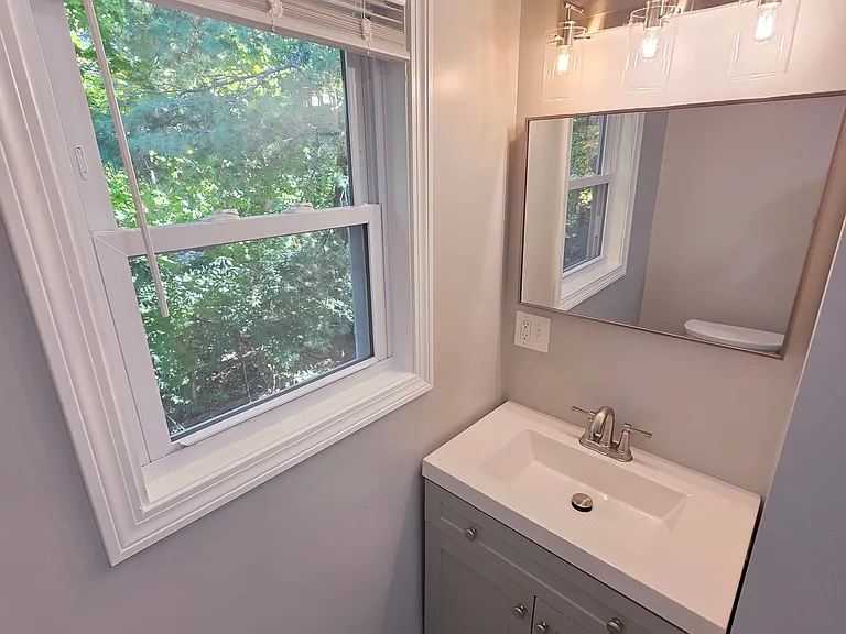  16 Larchmont Ave Townhouse 2b/1b Renovated Newfloors Catok Freshpaint — Photo 9