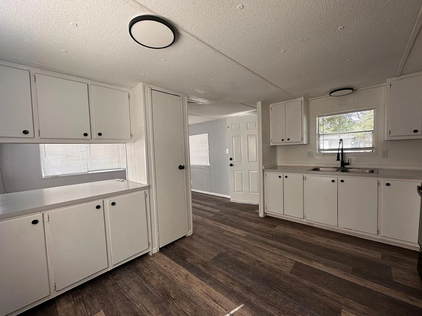 Updated 2 Bed 2 Bath Mobile Home — Photo 4