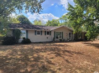 1133 W Boone St, Salem, IL 62881