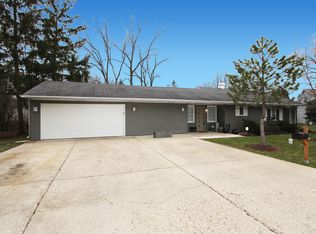 5 Willow Ter, Lake Zurich, IL 60047