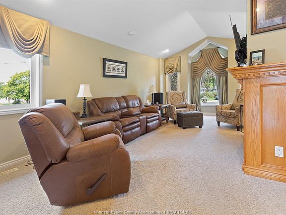 4th image of 1315 Saint Clair Rd