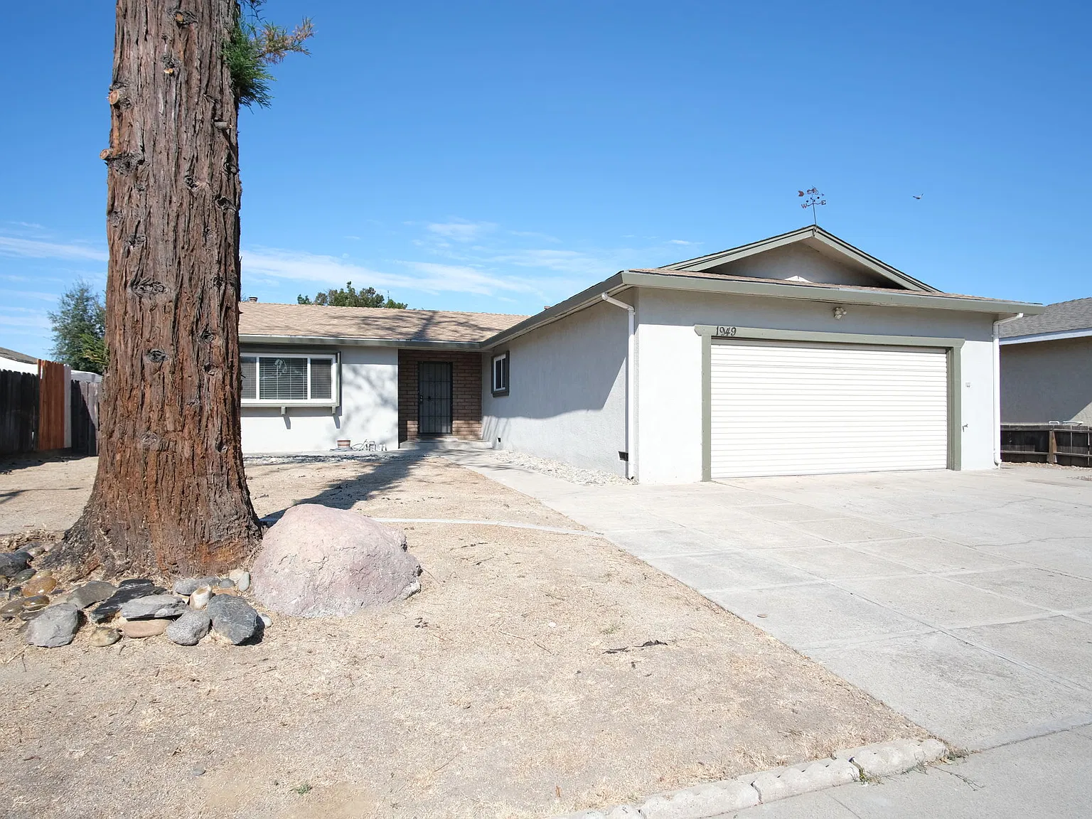 3 bed, 1366 sqft, $2,300 — Photo 2