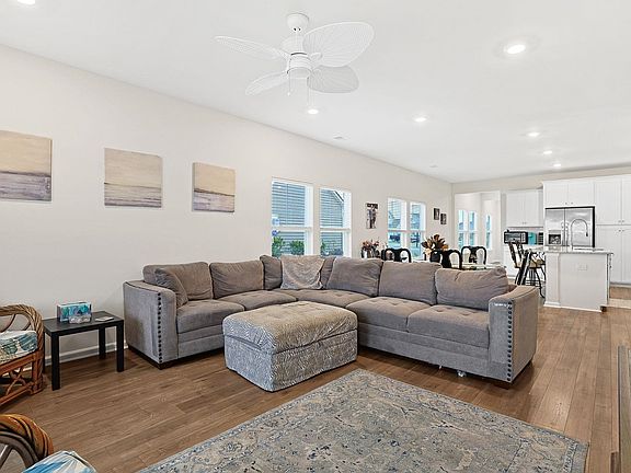 4th image of 3061 Sistine St.