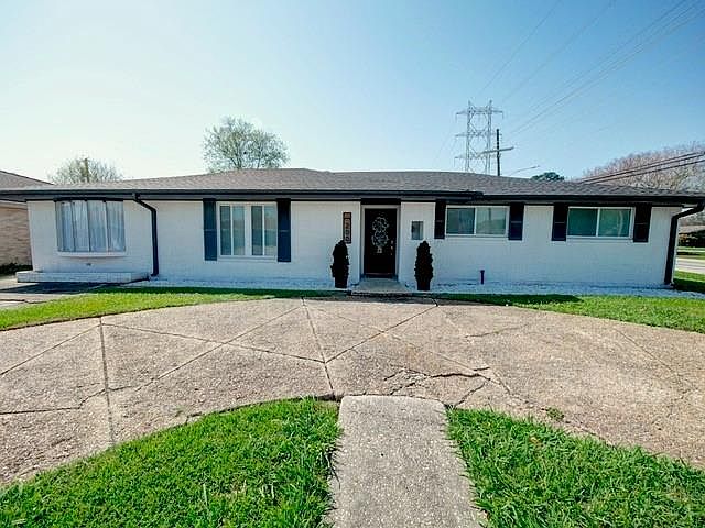 1st image of 200 Willow Dr
