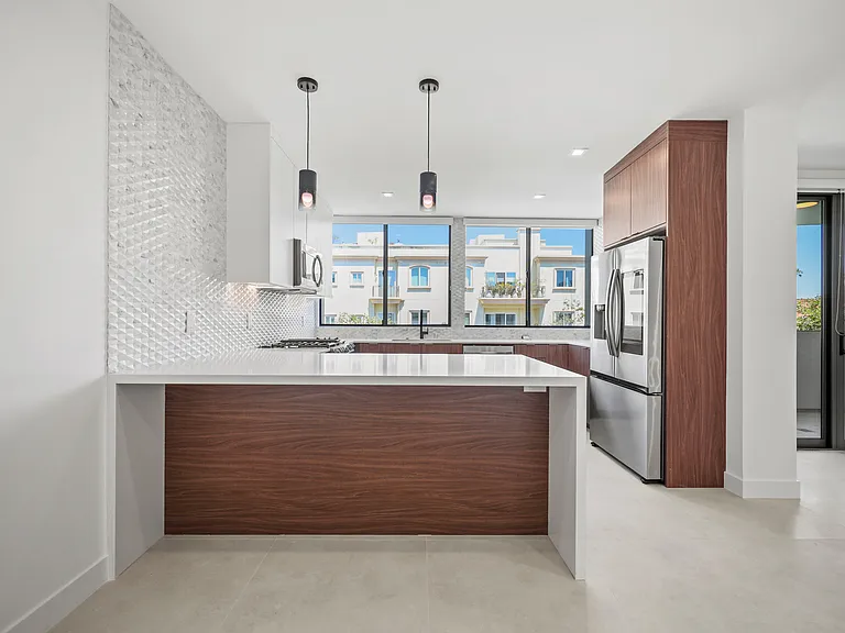 137 S Maple Dr #301 — Photo 1