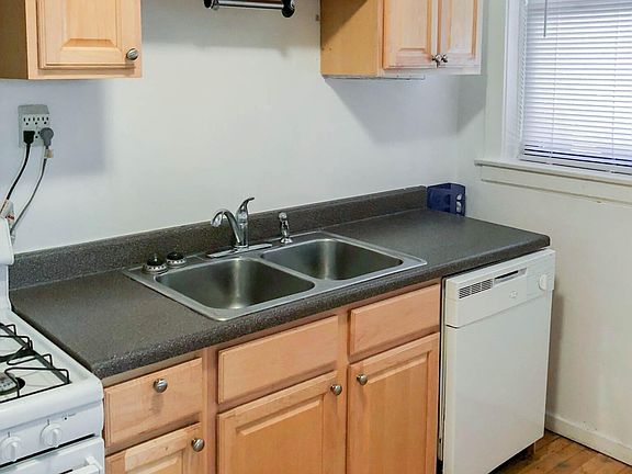2nd image of 1945 W Winnemac Ave #2E