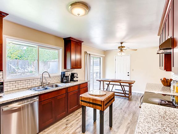 5th image of 986 NE Sturgess Ave