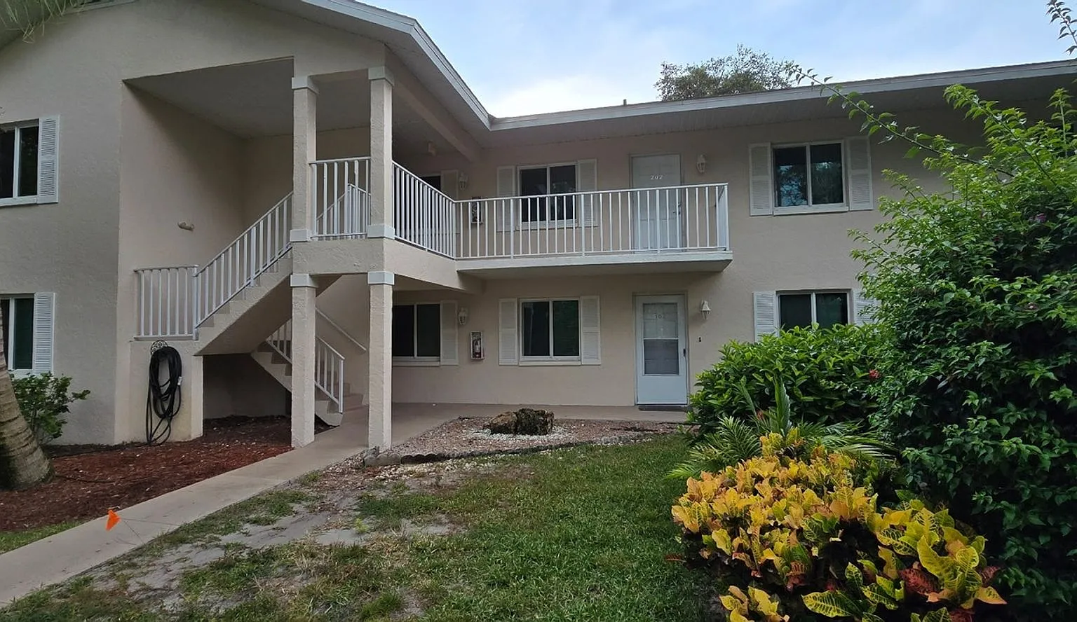 Charming 2BR Condo in Naples — Photo 1