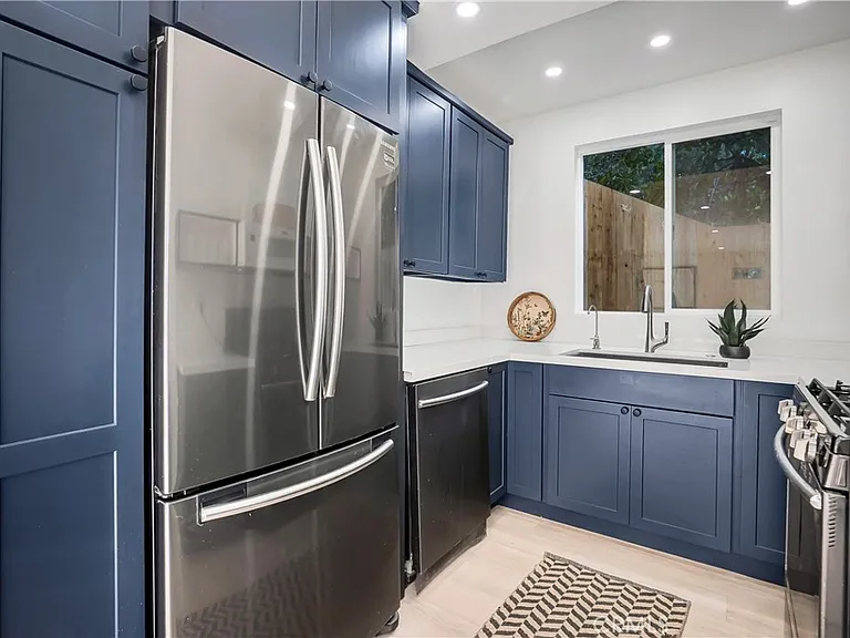 1145 S Longwood Ave — Photo 63
