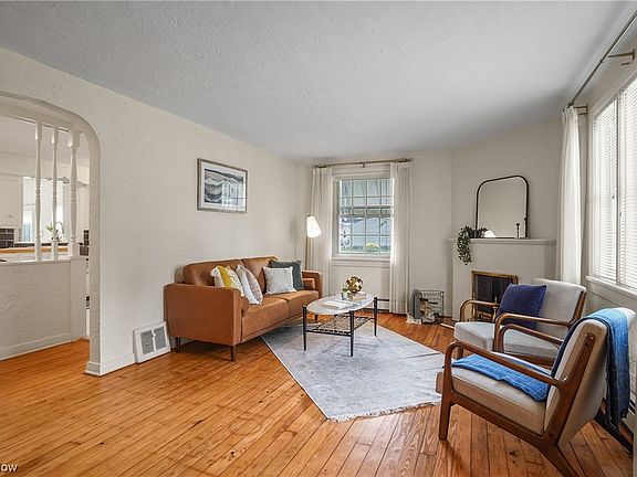 4th image of 724 Broadway St E