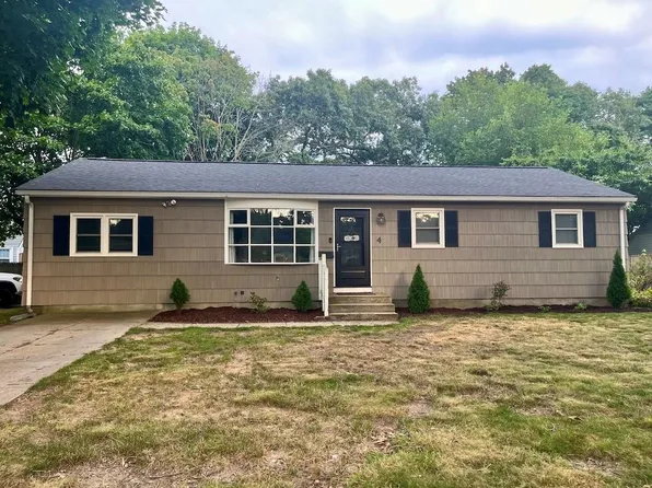 4 Brewster Dr, Warwick, RI 02889