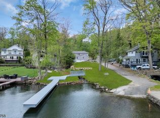 385 Maxim Dr, Hopatcong Boro, NJ 07843