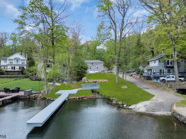 385 Maxim Dr, Hopatcong Boro, NJ 07843