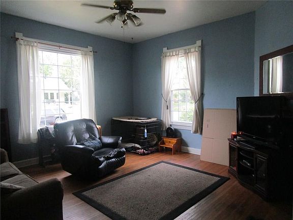 5th image of 517 E Main St