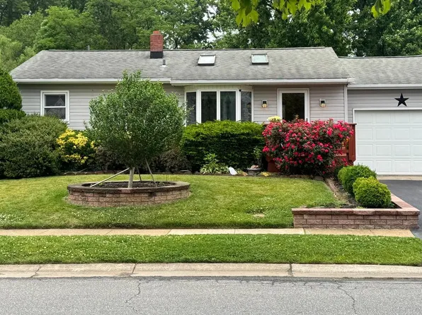 17 Caxton Dr, New Castle, DE 19720