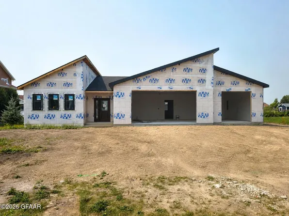 2501 Troon Cir NW, East Grand Forks, MN 56721