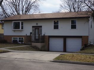 1372 Blackhawk Dr, Elgin, IL 60120