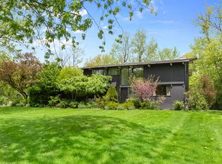 2440 W Course Dr, Deerfield, IL 60015