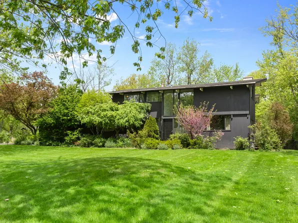 2440 W Course Dr, Deerfield, IL 60015