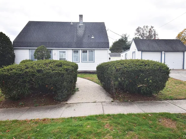 87 Parkside Dr N, Levittown, NY 11756