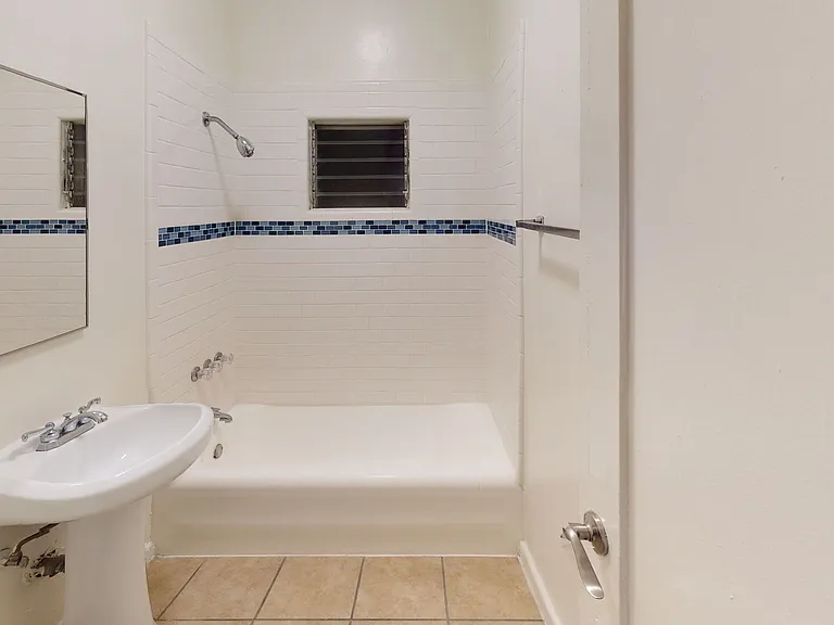 Saint Andrews Manor Apartments — Photo 16