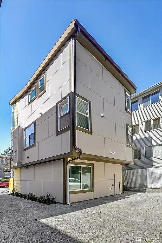 12024 15th Ave NE — Photo 2