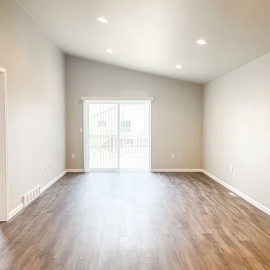 831 United Dr — Photo 3