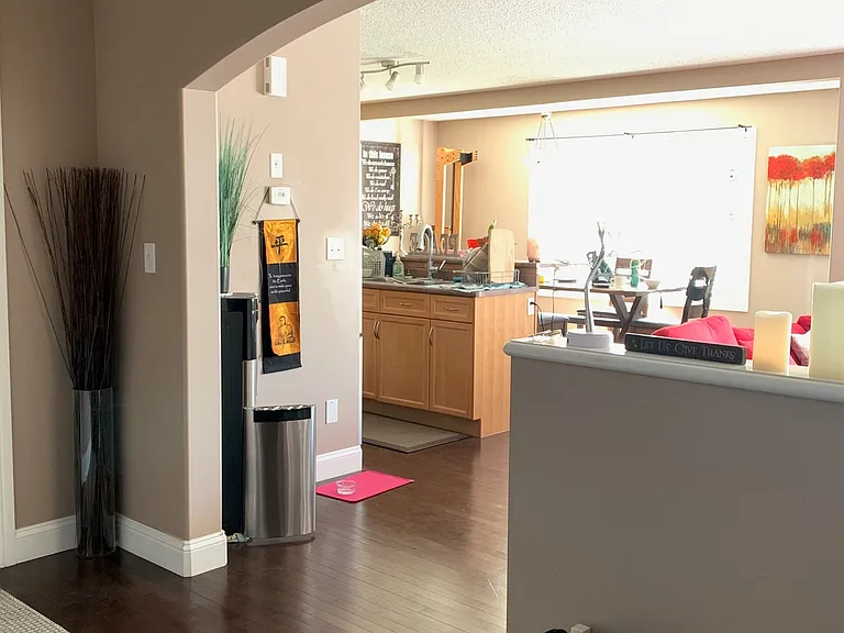 8512 Sloane Cres NW — Photo 2