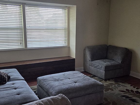 3rd image of 225 Yarmouth Rd