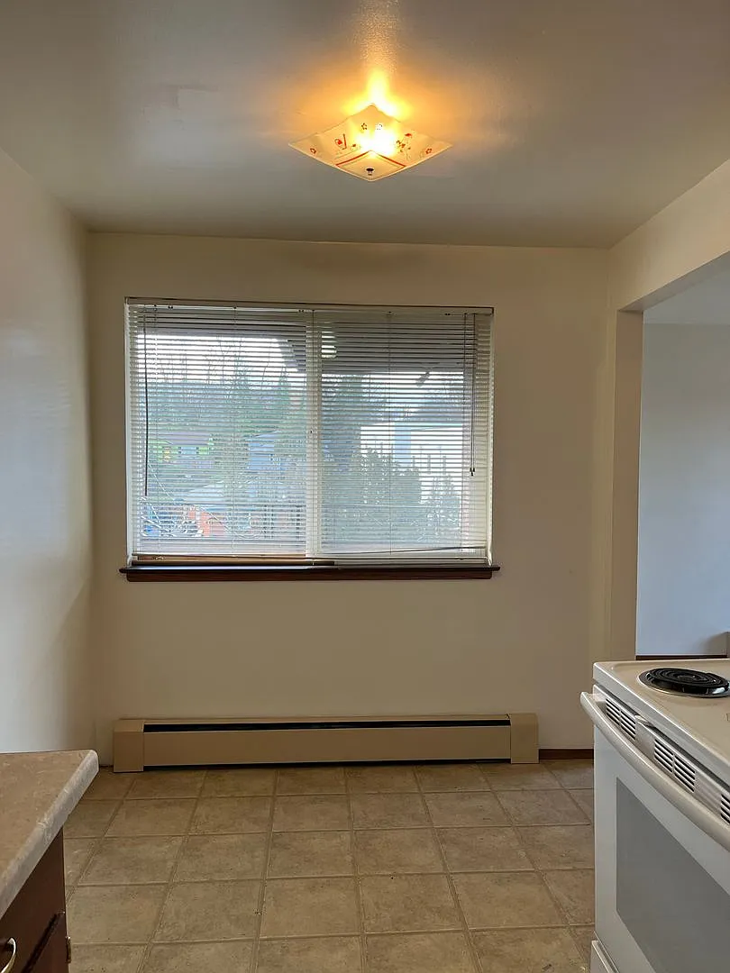 Mid-Century 2 bed 1 bath with hardwood and dishwasher. Parking included. — Photo 4