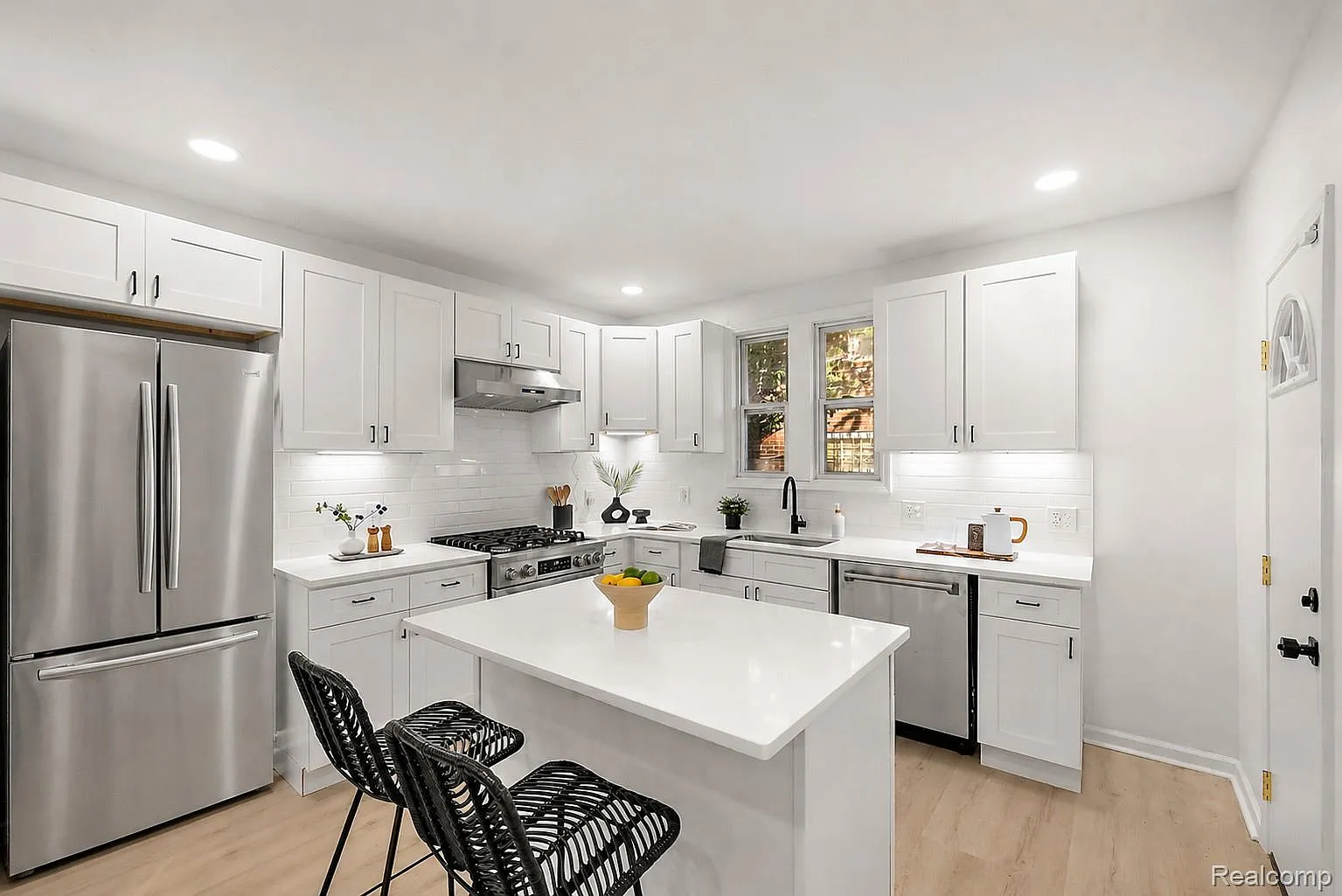 3 bed, 2.5 bath, 1765 sqft, $3,000 — Photo 2