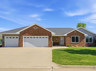 9397 Lara Dr, Peosta, IA 52068