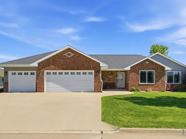 9397 Lara Dr, Peosta, IA 52068