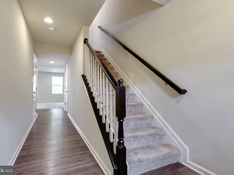 1022 Linden Dr — Photo 6