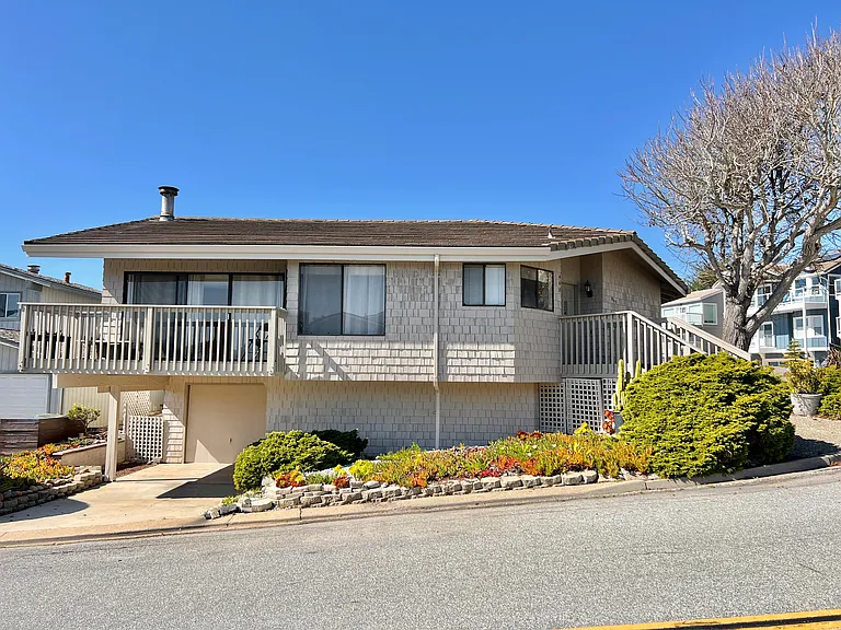 463 Sea Horse Dr — Photo 2