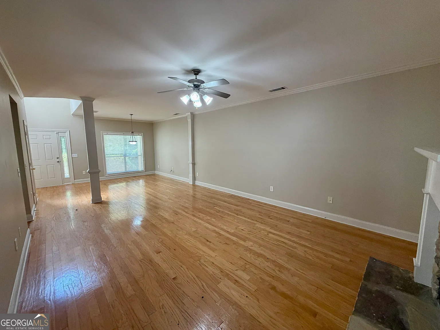3 bed, 2.5 bath, 1852 sqft, $1,925 — Photo 3