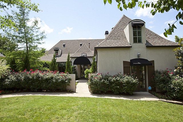 Lovely Country French on landscaped cul de sac