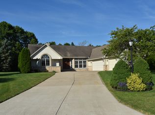 12915 W Hawthorne Ln, New Berlin, WI 53151