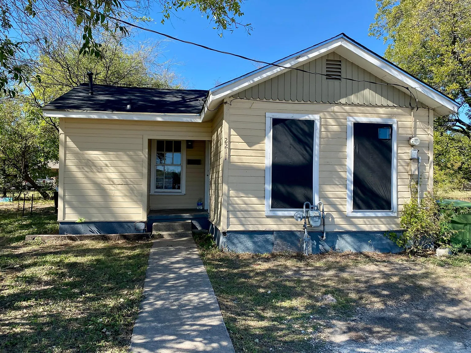 2211 Bagby Ave — Photo 1