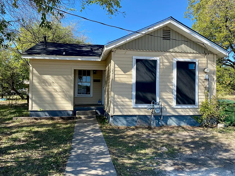 2211 Bagby Ave — Photo 1