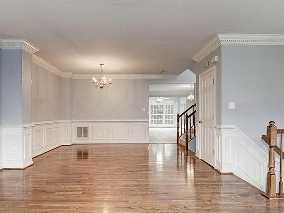 3rd image of 25231 Dunvegan Sq