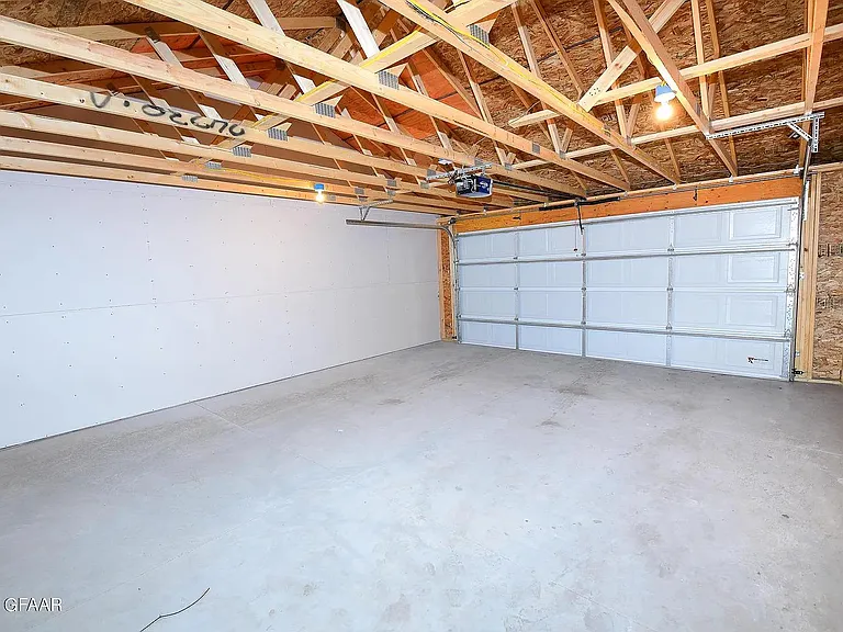 895 Thames Ct — Photo 31