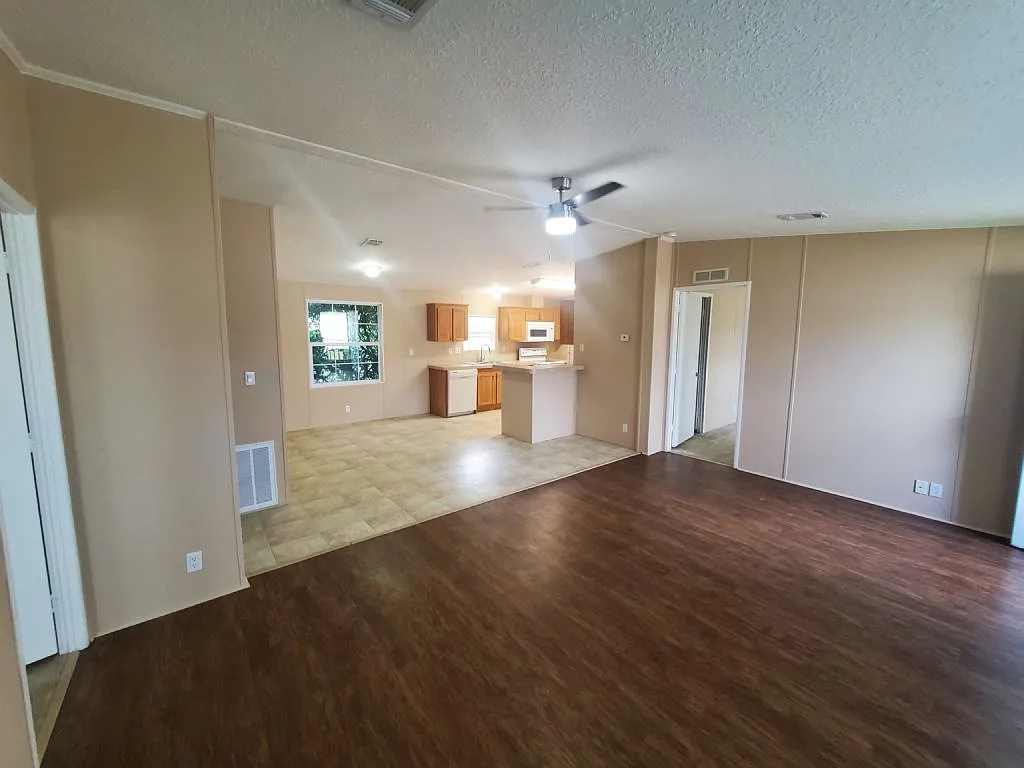 3 bed, 2.0 bath, 1232 sqft, $1,799 — Photo 3