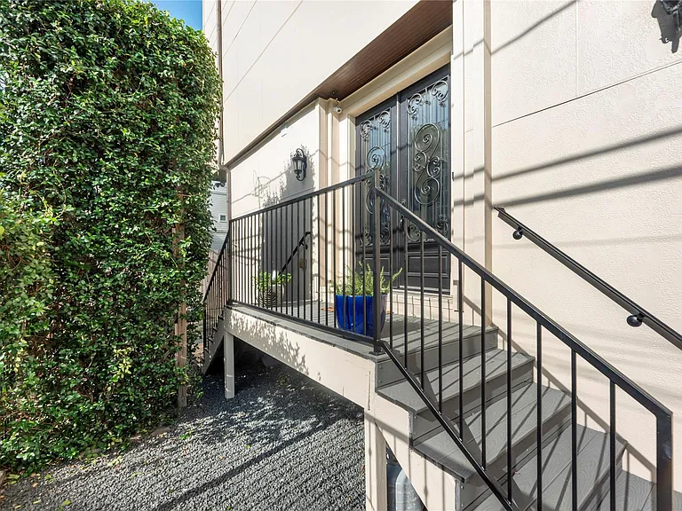 1102 W 15th 1/2 St #A — Photo 3