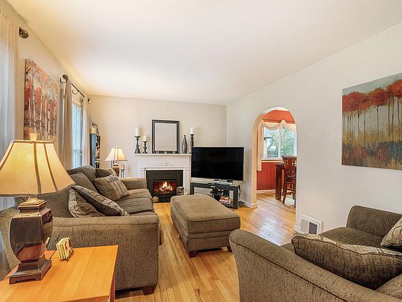 4th image of 2124 Coit Ave NE
