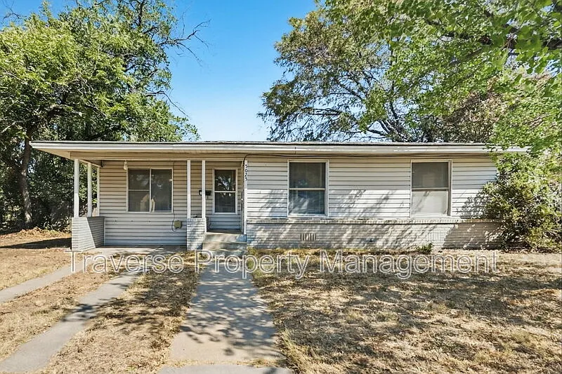 3 bed, 1.0 bath, 1060 sqft, $1,550 — Photo 1
