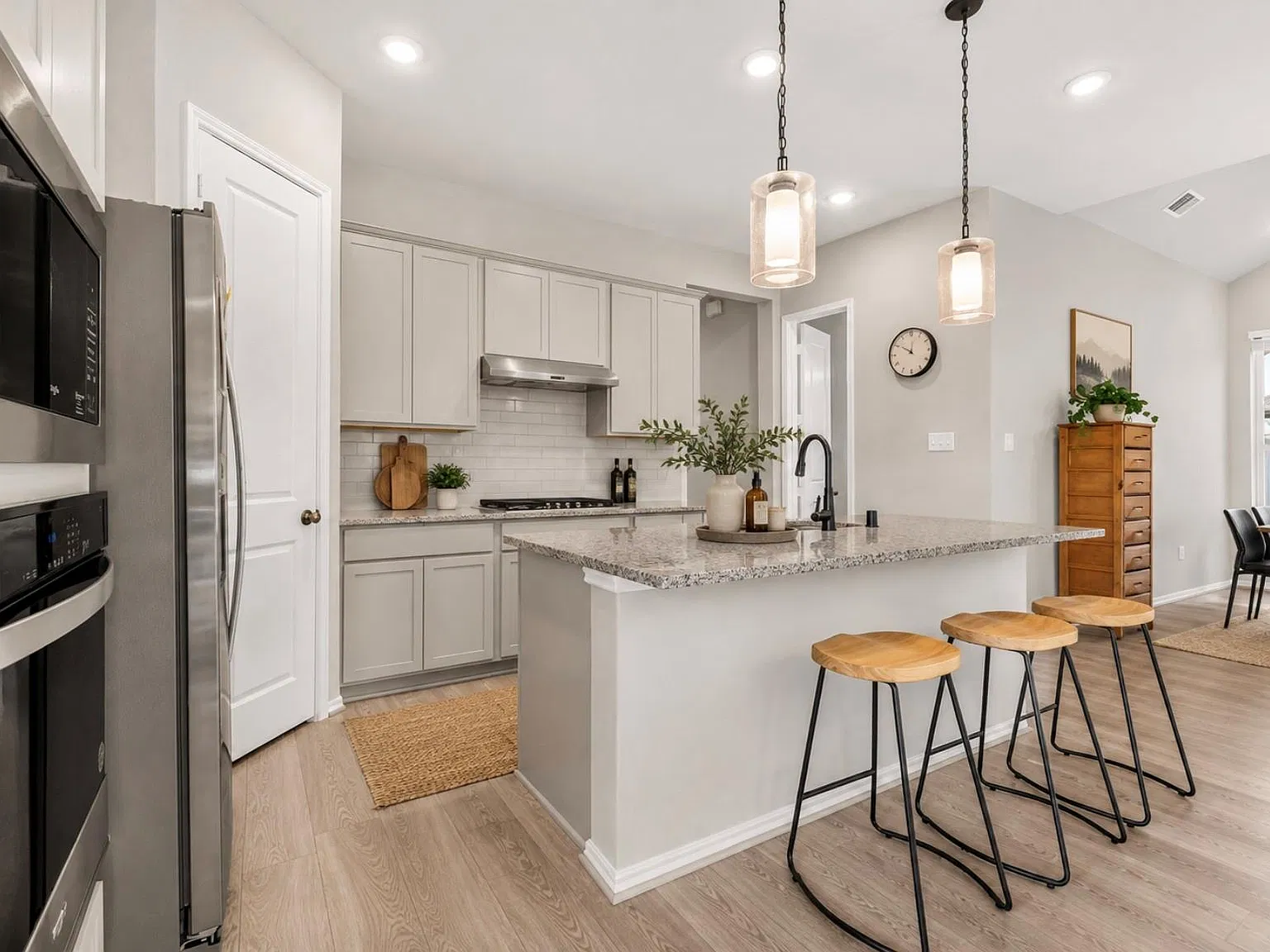 3 bed, 2.5 bath, 1895 sqft, $3,300 — Photo 3